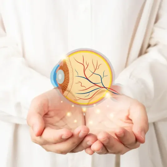 Photo représentant une personne tenant un œil fictif dans ses mains, groupe Vivalto Santé
