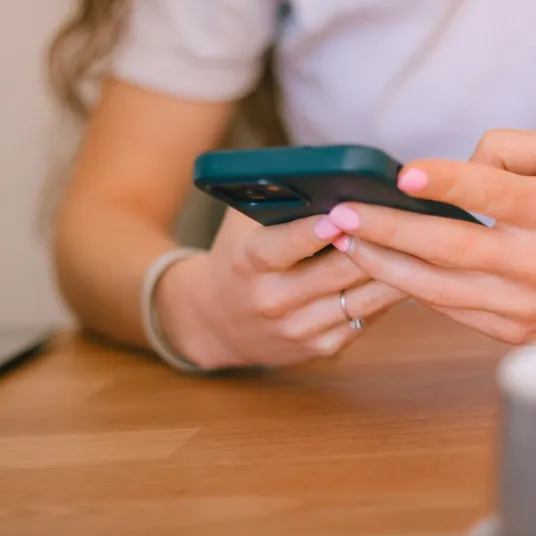 Zomme sur une femme en train de naviguer sur son téléphone, Groupe Vivalto Santé