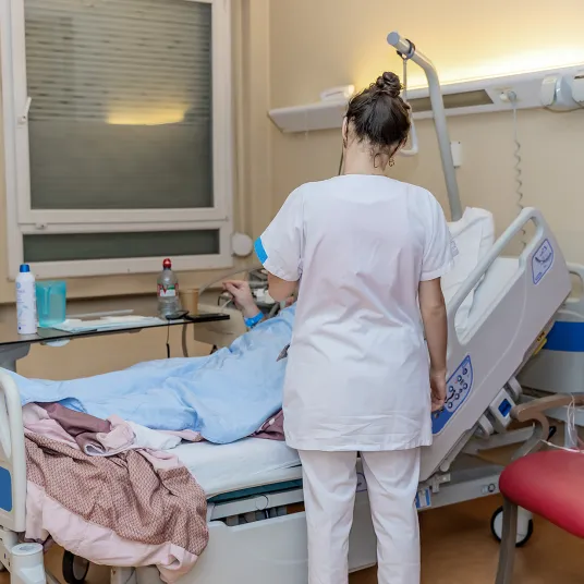 Infirmière dans une chambre