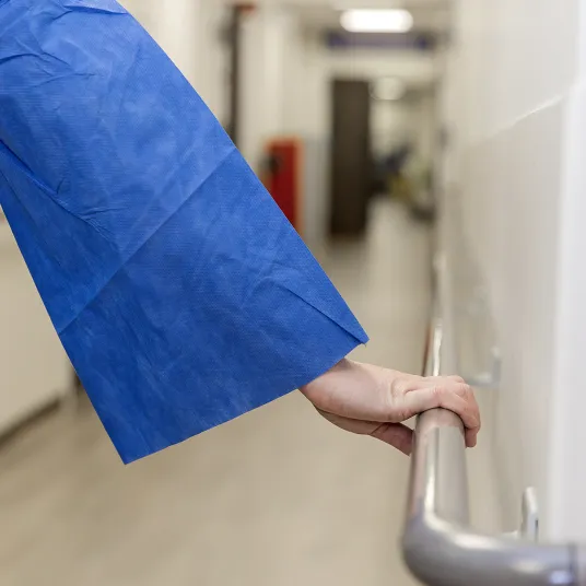 Patiente dans un couloir