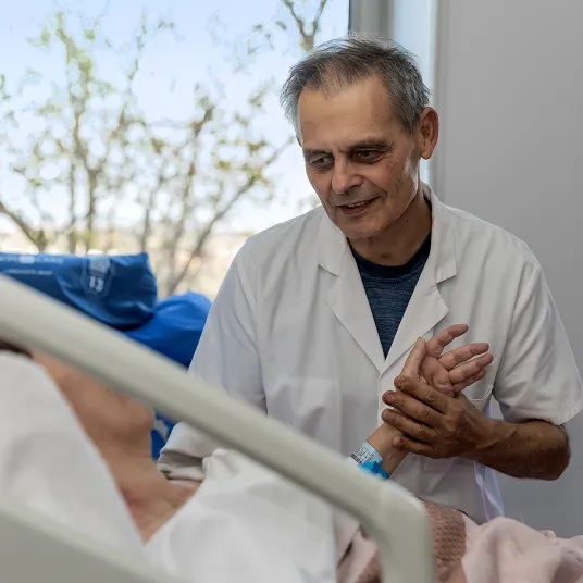 Soignant au chevet d'une patiente