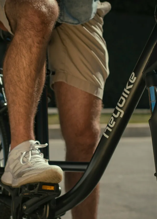 Zoom sur un vélo avec un homme se tenant dessus groupe Vivalto Santé