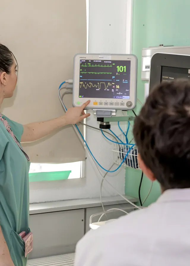 Infirmière en chambre avec un médecin