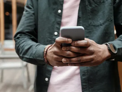 Homme utilisant son téléphone portable
