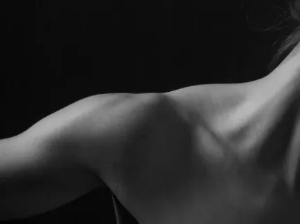 Zoom sur l'épaule d'une personne souffrante. Groupe Vivalto Santé