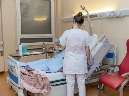 Infirmière dans une chambre