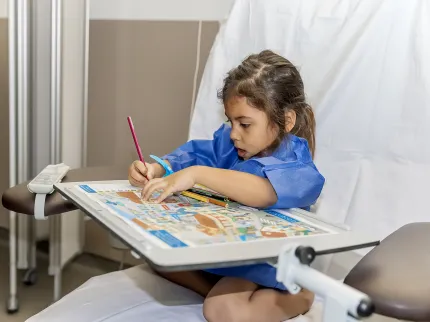 Petite fille qui attend son intervention