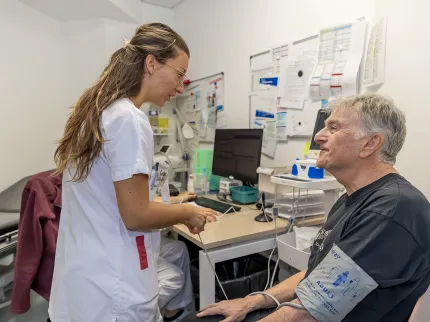Infirmière avec un patient