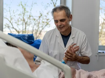 Soignant au chevet d'une patiente