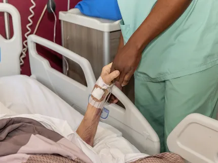 Infirmière et patiente se tiennent la main