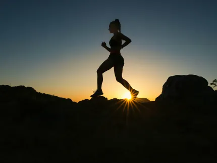 Femme courant pendant le coucher du soleil - Groupe Vivalto Santé