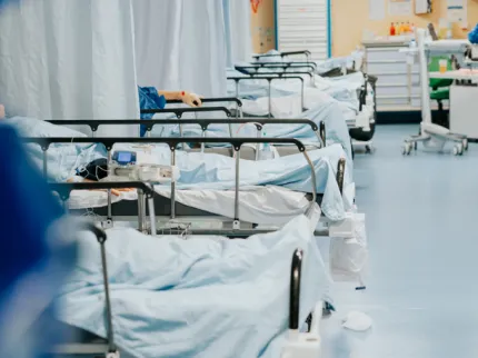 Salle de réveil du bloc opératoire avec des patients dans les lits