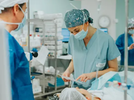 Travail d'équipe au bloc opératoire avec les médecins anesthésistes et toutes les équipes