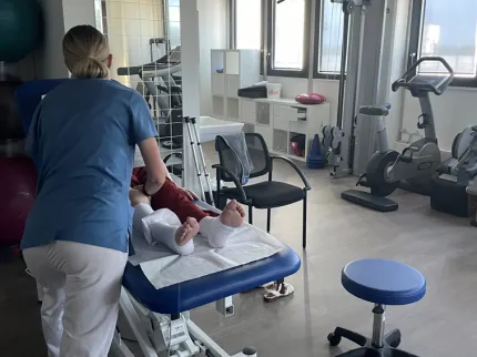 Kiné avec une patiente dans le cabinet du CHP de l'Europe