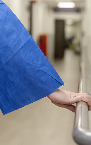 Patiente dans un couloir