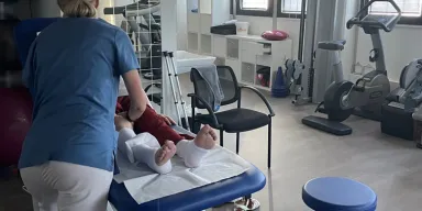 Kiné avec une patiente dans le cabinet du CHP de l'Europe