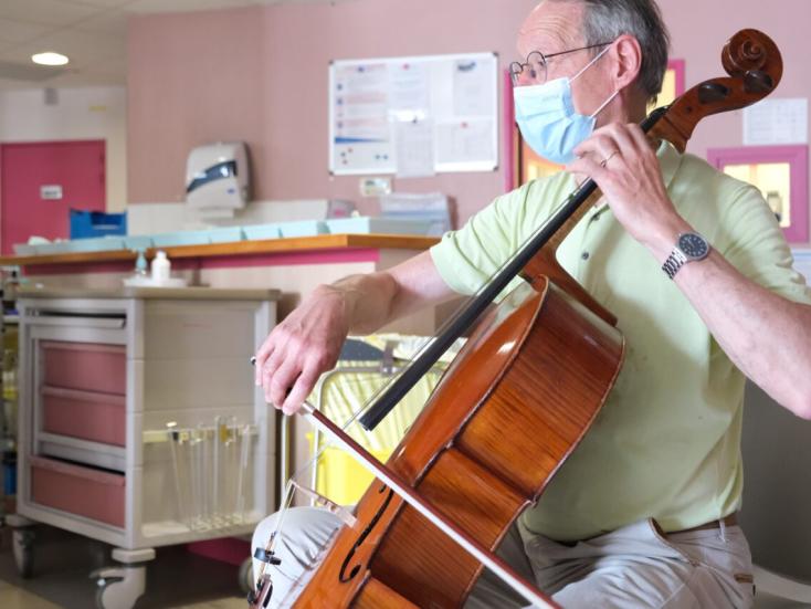 Un homme joue de la musique dans un service de soin 3