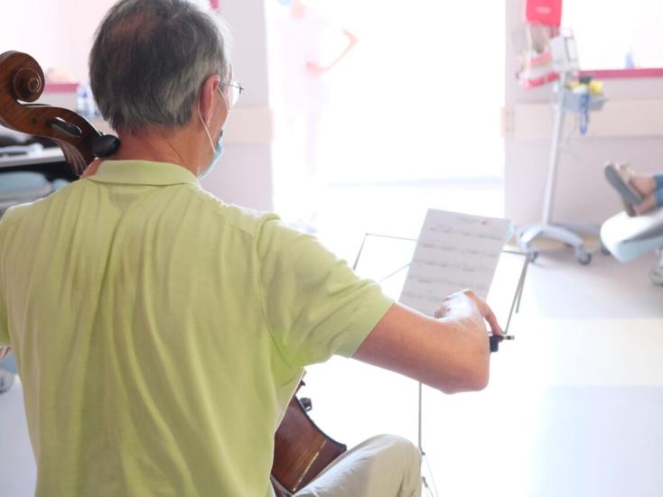 Un homme joue de la musique dans un service de soin 2