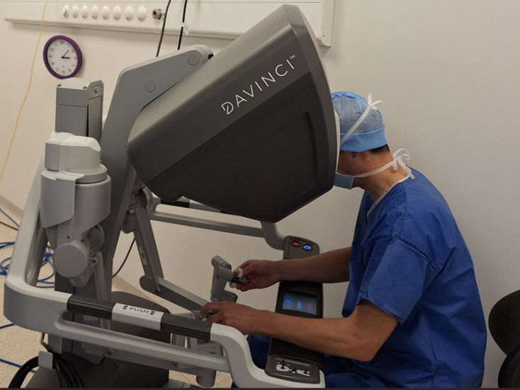 Chirurgie robotique : Chirurgien sur la console