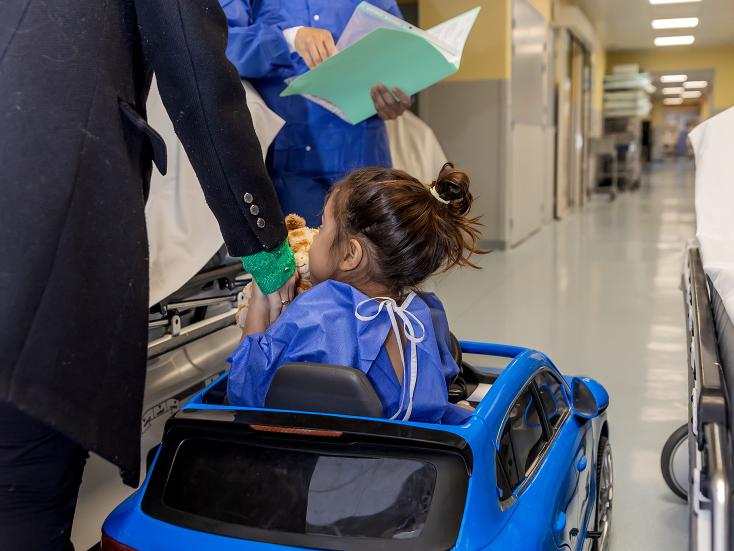 Arrivée d'une enfant et sa mère au bloc opératoire