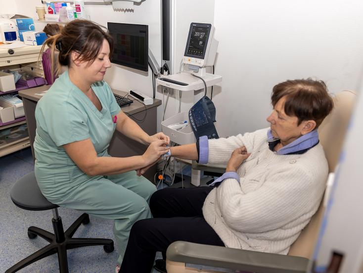 Accueil et orientation par une infirmière d'une patiente aux urgences