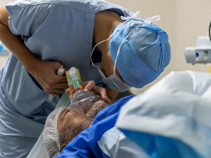 Anesthésiste au bloc opératoire en train d'endormir un patient