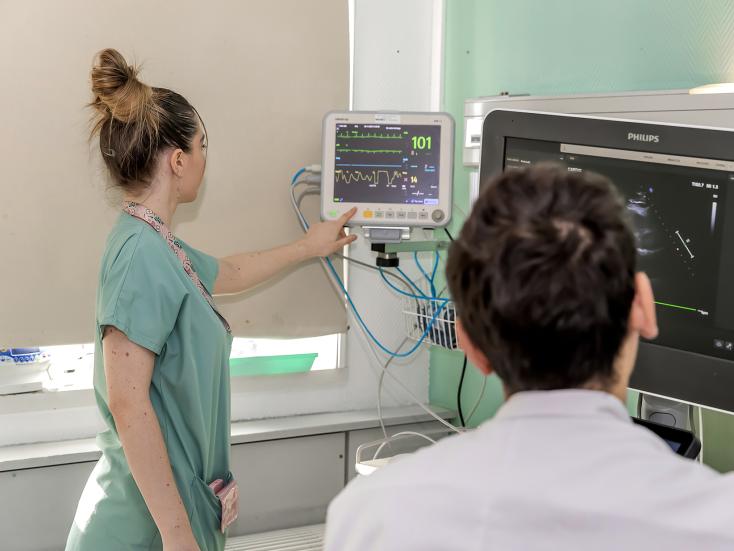 Infirmière en chambre avec un médecin