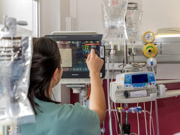 Infirmière dans une chambre