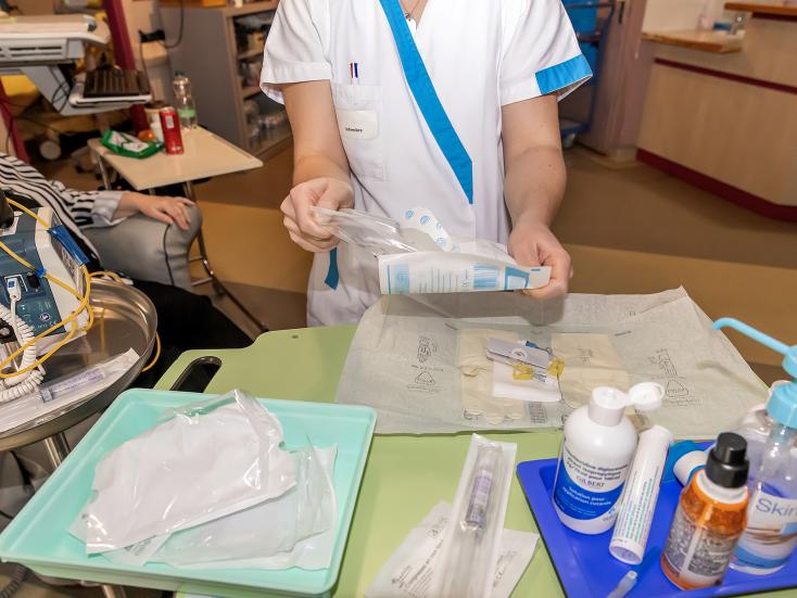 Infirmière prépare un traitement chimiothérapie