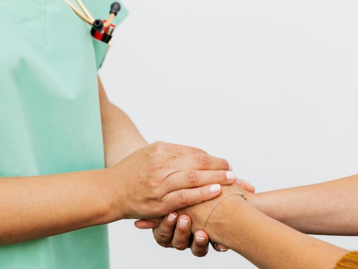 Une Docteur et une patiente se tiennent la main