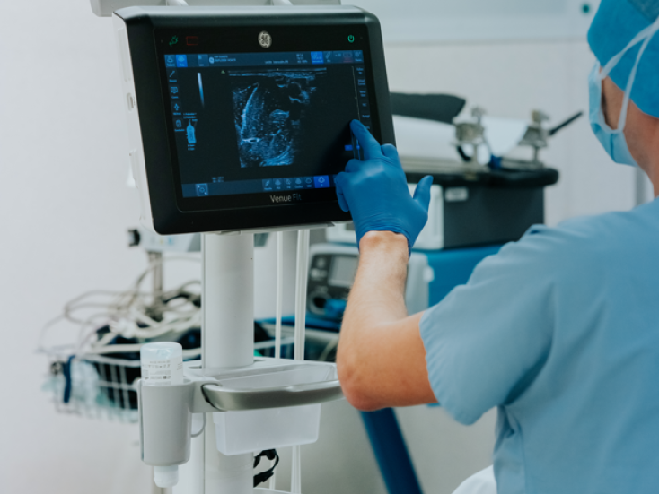 Anesthésie en cours avec un médecin et le bras d'un patient