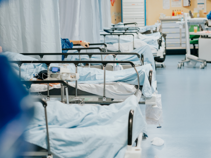 Salle de réveil du bloc opératoire avec des patients dans les lits
