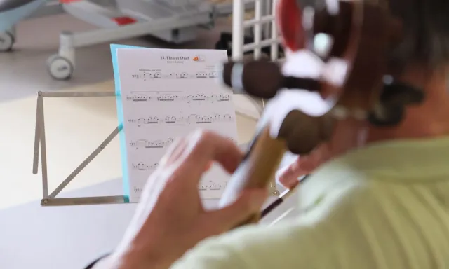 Un homme joue de la musique dans un service de soin