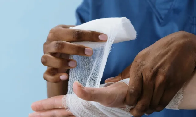 Pansement sur une main