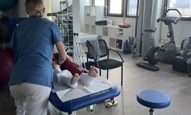 Kiné avec une patiente dans le cabinet du CHP de l'Europe