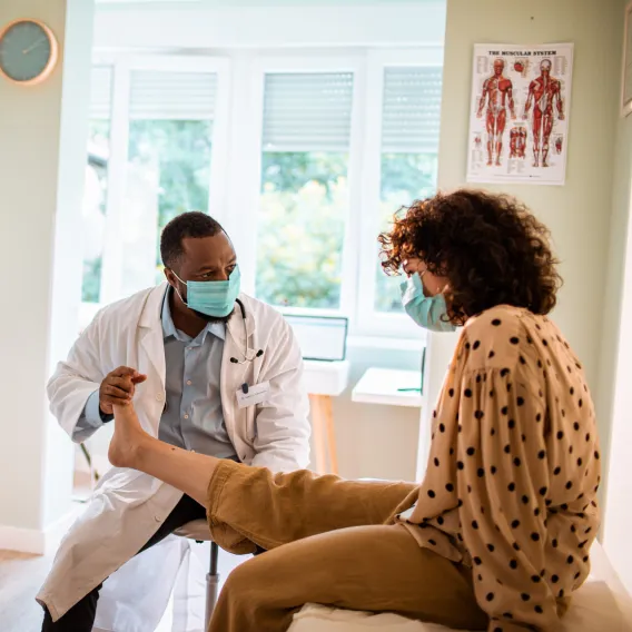 Médecin ausculte une patiente