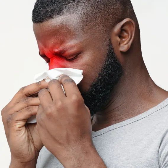 Homme allergique en train de se moucher