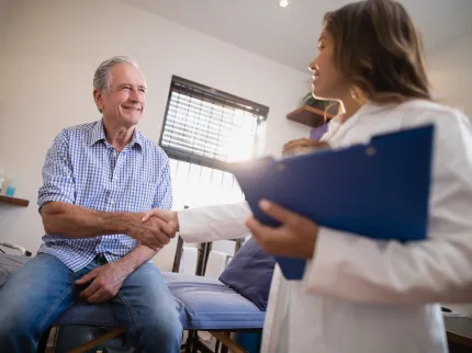 Médecin et patient dans une chambre d'un établissement de santé