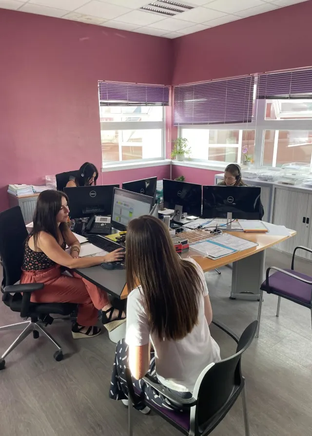 Le personnel administratif de la clinique Ker Yonnec travaillant autour d'un bureau