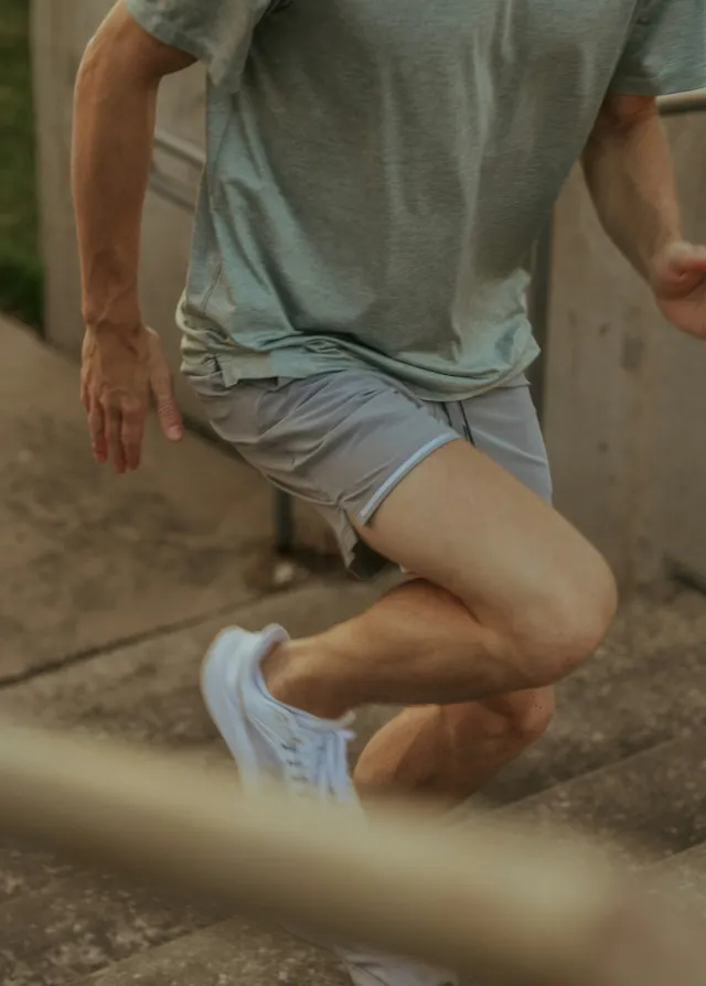 Un homme courant dans un escalier pour récupérer de sa blessure, Groupe Vivalto Santé.