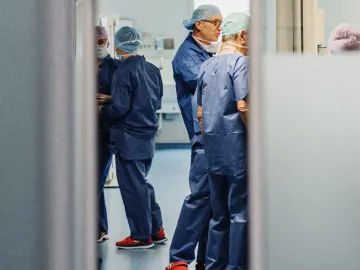 Praticiens dans un couloir