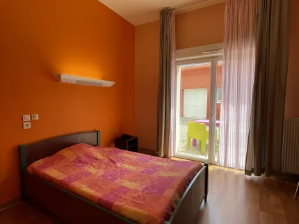 Une chambre de la clinique Ker Yonnec avec un lit double