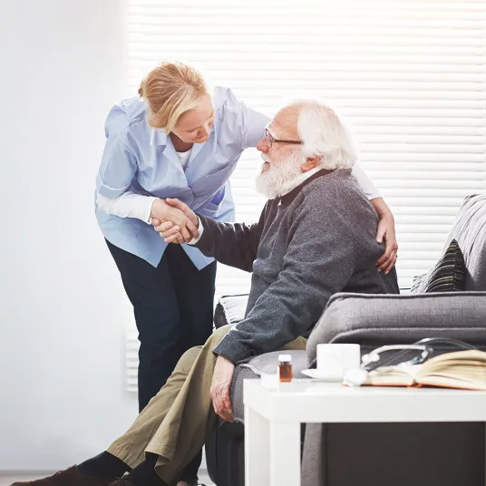 Patient et professionnel de santé durant un séjour hospitalier