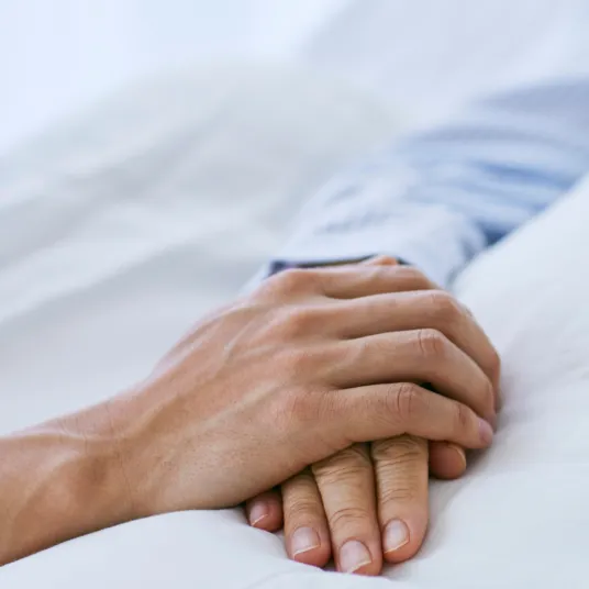 patient et son proche qui se tienne la main