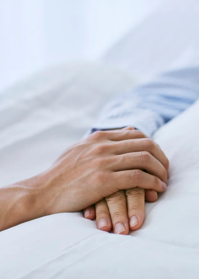 patient et son proche qui se tienne la main