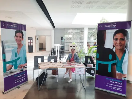 Pauline Malafosse, Responsable qualité de vie et conditions de travail chez Groupe Vivalto Santé, sur un stand promouvant la Mission Handicap du Groupe Vivalto Santé.
