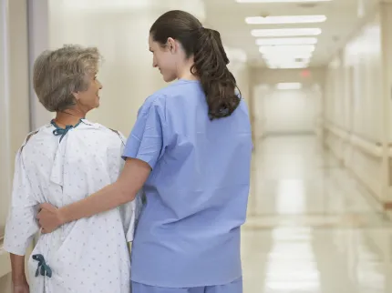 Patiente sénior et soignante