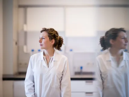 Une femme médecin regardant ailleurs et son reflet. Groupe Vivalto Santé