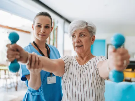 Une patiente âgée effectuant des soins de support avec une infirmière, Groupe Vivalto Santé