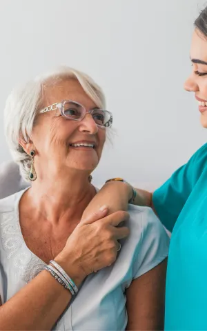 Patiente âgée et soignante bienveillante